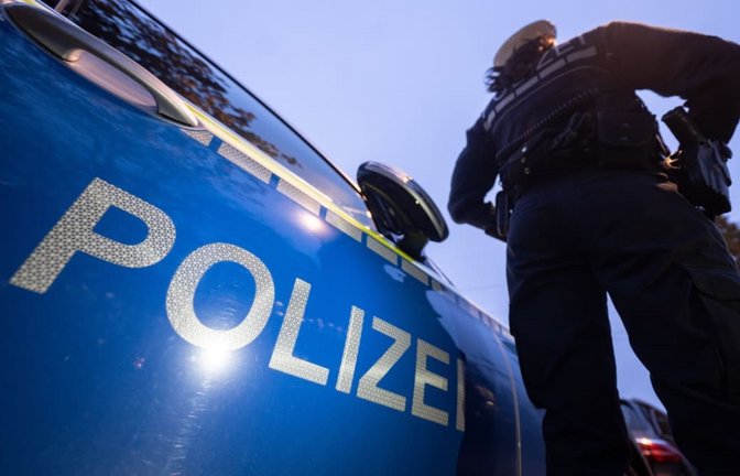Ein offenkundig betrunkener Randalierer hat sich in Schorndorf nicht von der Polizei beruhigen lassen (Symbolbild).<span class='image-autor'>Marijan Murat/dpa</span>