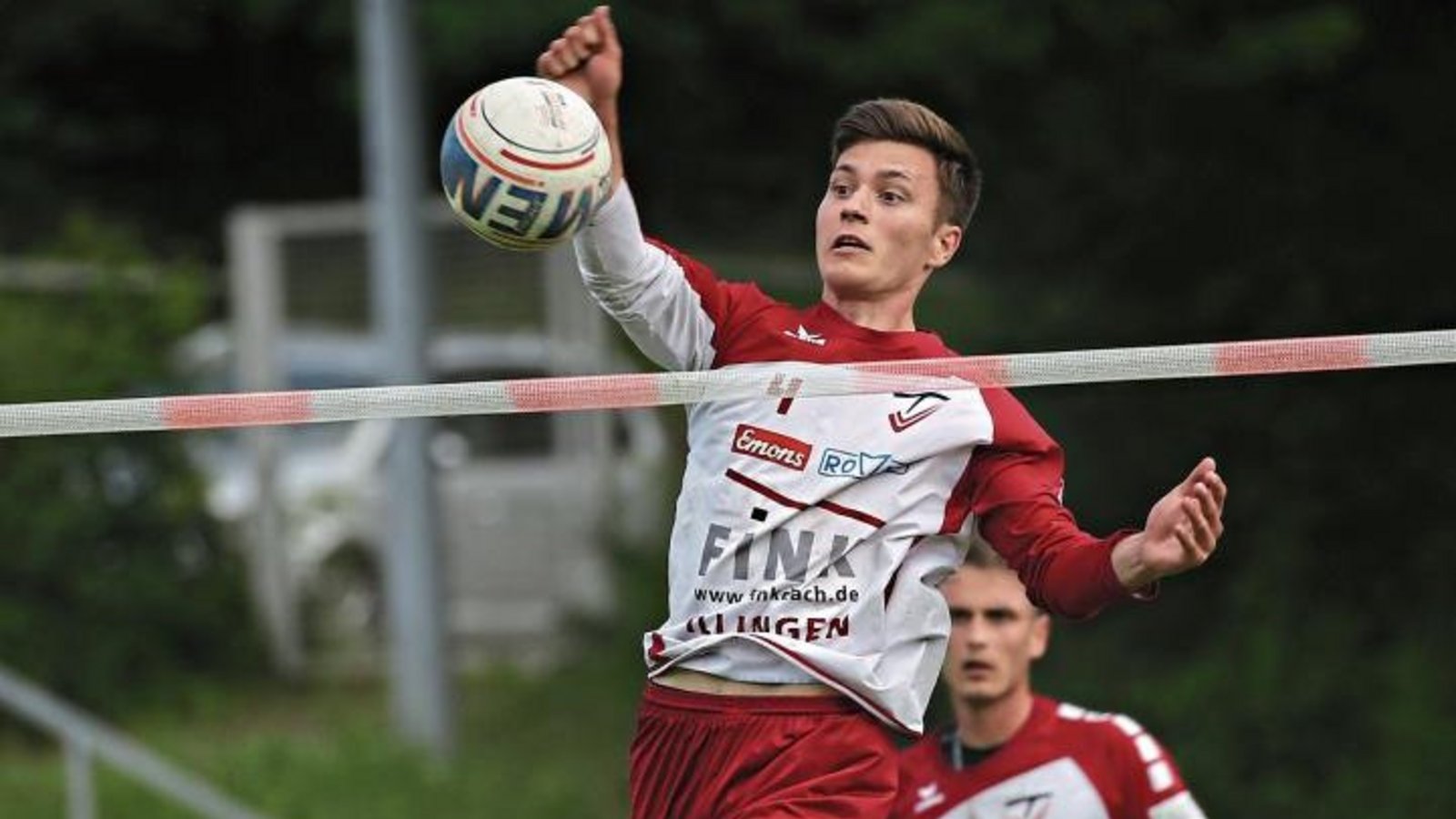 Vor den Augen seines Bruders Jaro schlägt Johannes Jungclaussen den Ball mit Wucht ins gegnerische Feld. Beide Spiele am Samstag gehen glatt mit 3:0 an den TV Vaihingen. Foto: Küppers Vor den Augen seines Bruders Jaro schlägt Johannes Jungclaussen den Ball mit Wucht ins gegnerische Feld. Beide Spiele am Samstag gehen glatt mit 3:0 an den TV Vaihingen. Foto: Küppers
