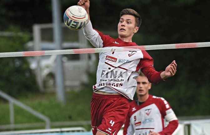 Vor den Augen seines Bruders Jaro schlägt Johannes Jungclaussen den Ball mit Wucht ins gegnerische Feld. Beide Spiele am Samstag gehen glatt mit 3:0 an den TV Vaihingen. Foto: Küppers