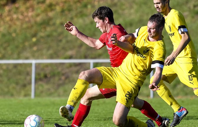 Großglattbachs Patrick Beisser (in Rot) kämpft mit demEnsinger Steffen Roßmann um den Ball. Am Ende steht der erste Großglattbacher Sieg in Ensingen seit 13 Jahren. <span class='image-autor'>Foto: Leitner</span>