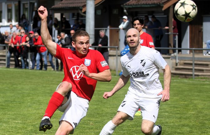 Horrheim mit Ron Räpple (rechts) führt im Egelsee schon mit 2:0, doch der VfB Vaihingen um Jochen Michaelis gleicht auf 2:2 aus. <span class='image-autor'>Foto: Küppers</span>