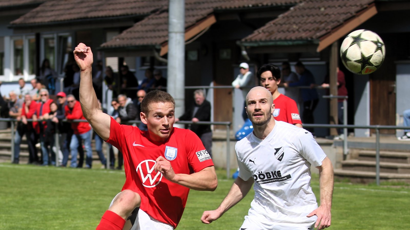 Horrheim mit Ron Räpple (rechts) führt im Egelsee schon mit 2:0, doch der VfB Vaihingen um Jochen Michaelis gleicht auf 2:2 aus. Foto: Küppers