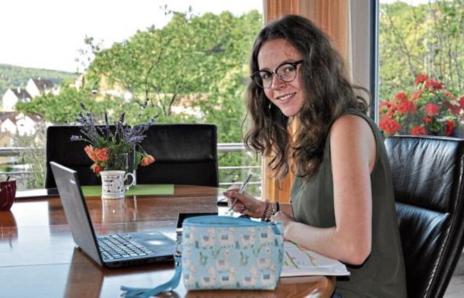 Katharina Speh aus Mühlacker beim Vorbereiten der Debatte. Foto: Recken
