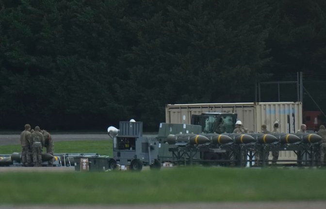 Personal der US-Luftwaffe arbeiten auf der RAF Fairford. Auf der britischen Luftwaffenbasis Fairford waren US-Langstreckenbomber gelandet.<span class='image-autor'>Alastair Grant/AP/dpa</span>
