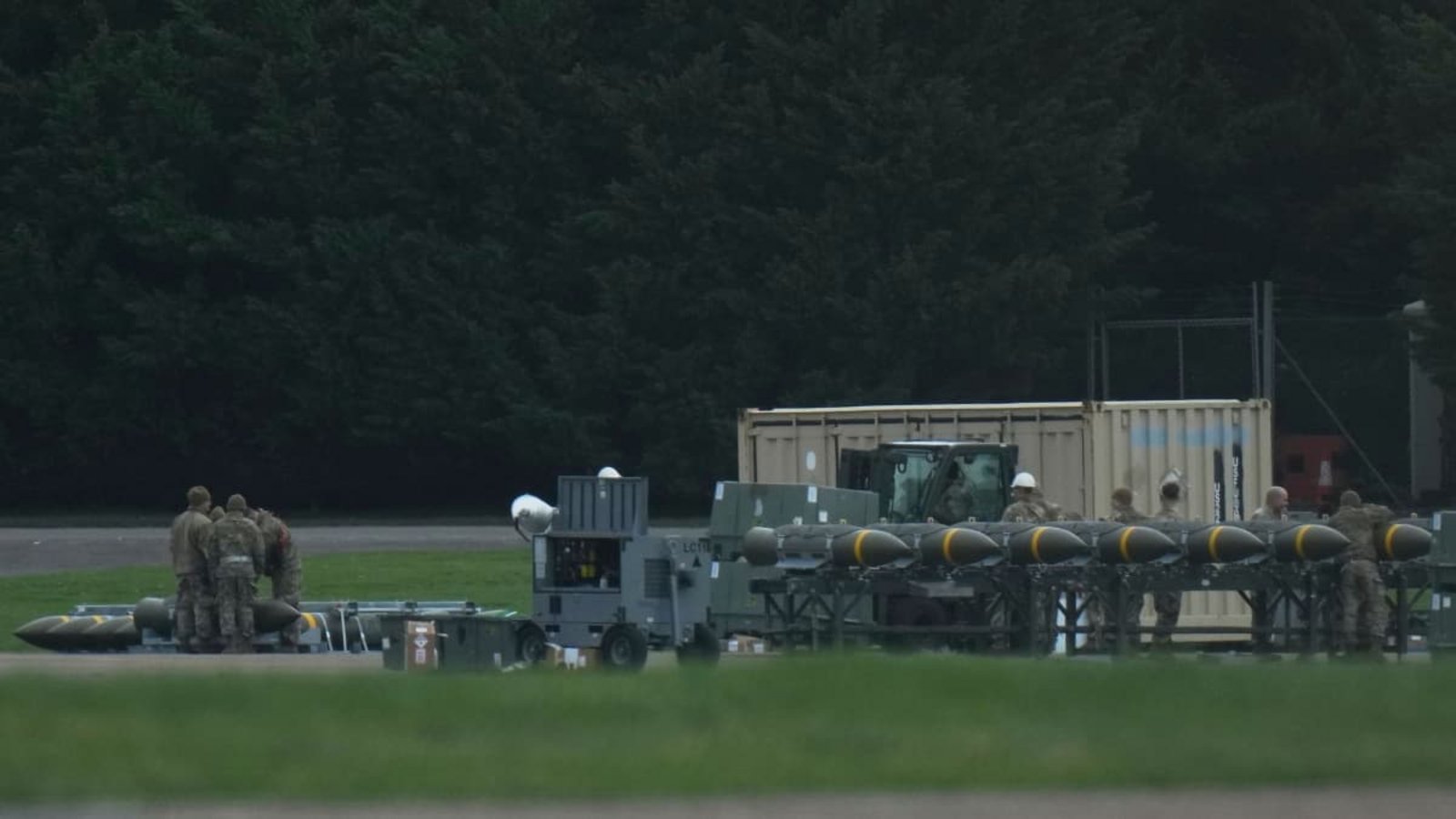 Personal der US-Luftwaffe arbeiten auf der RAF Fairford. Auf der britischen Luftwaffenbasis Fairford waren US-Langstreckenbomber gelandet.Alastair Grant/AP/dpa