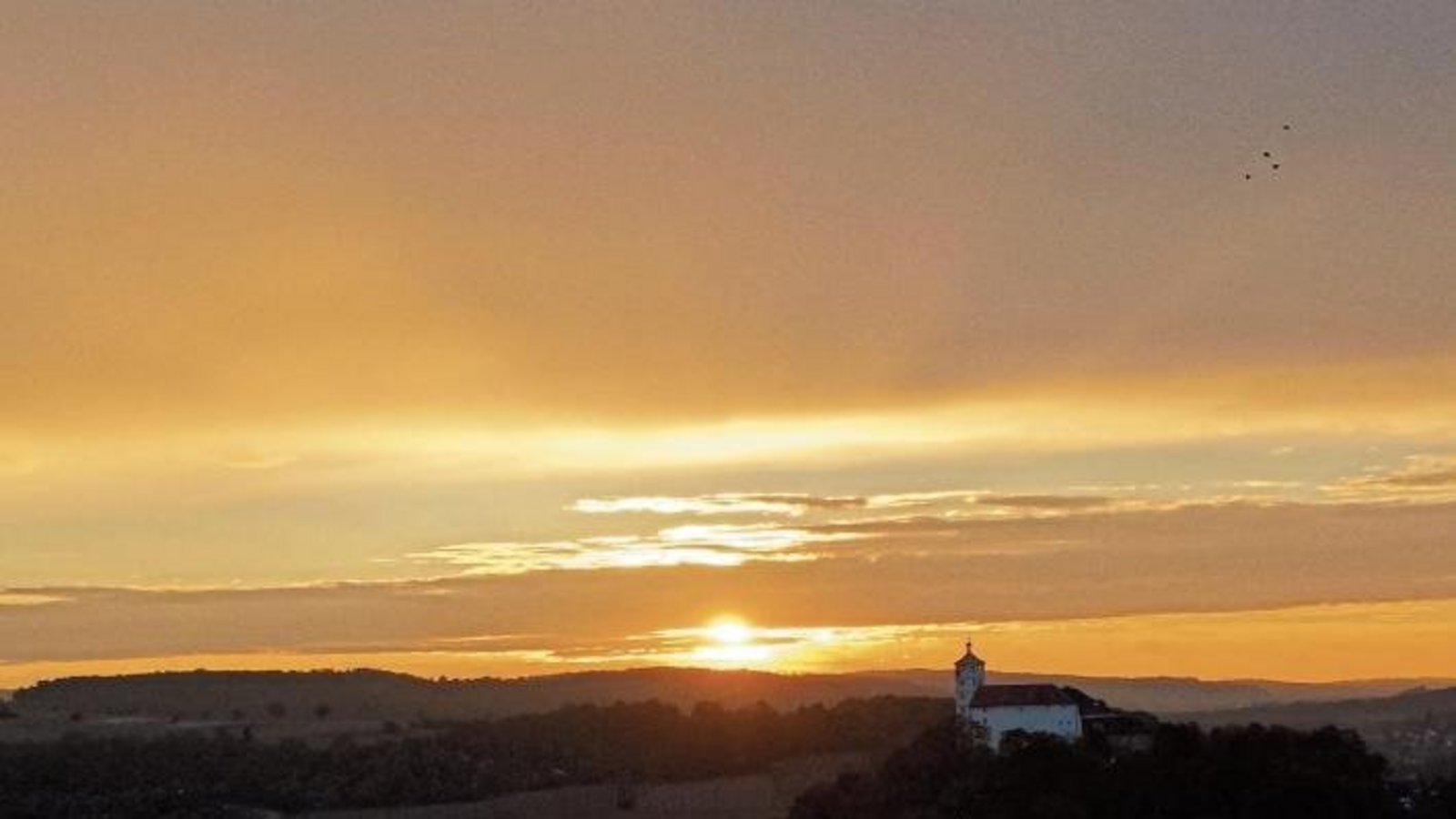 Gülden strahlte der Himmel überm Kaltenstein am Donnerstagabend.  Foto: Rücker