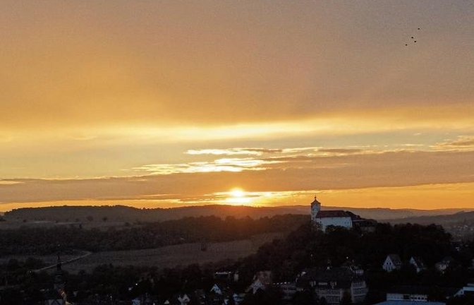 Gülden strahlte der Himmel überm Kaltenstein am Donnerstagabend.  Foto: Rücker