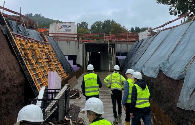Der Tunnel verbindet die beiden Gebäude.