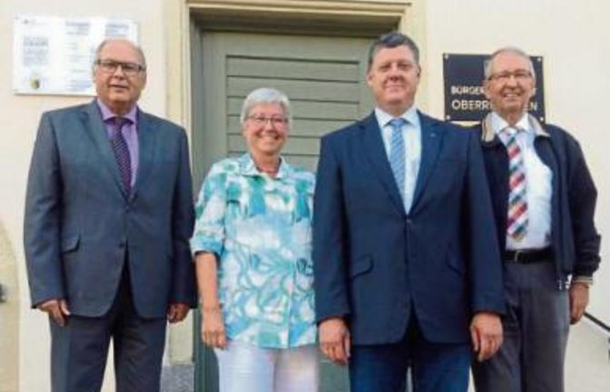 Bürgermeister Werner Somlai mit Helga Eberle, Landtagskandidat Robert Zitzmann und Friedrich Wahl (von links).  Foto: p