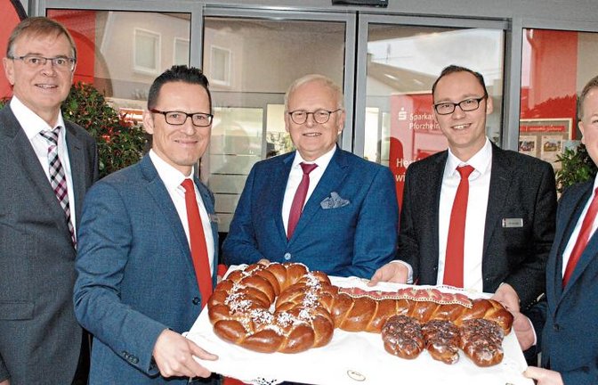 Die symbolische Schlüsselübergabe mit Direktor Sieghardt Bucher (v.l.), Filialdirektor Michael Fritz, Landrat Karl Röckinger, Geschäftsstellen-Leiter Michael Burger und Marktdirektor Gerd Owczarek. Fotos: Stahlfeld