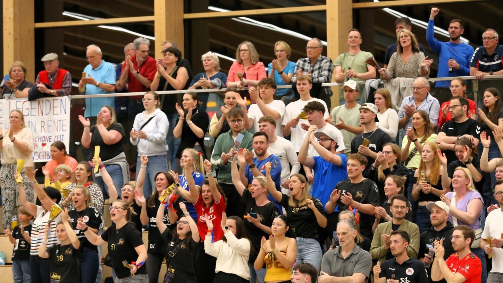 Im Jubeln geben sich die HCME-Anhänger auch nach dem verpassten Titel meisterlich.