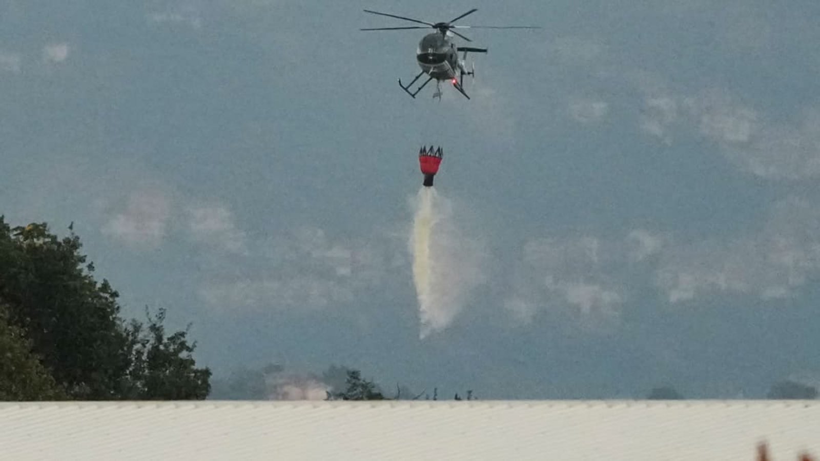 Ein Hubschrauber wirft Wasser über den Ort einer Explosion in einer Munitionsfabrik in Colleferro bei Rom ab. In einer Munitionsfabrik unweit der italienischen Hauptstadt Rom ist es nach einem Brand zu einer Explosion gekommen.Gregorio Borgia/AP/dpa