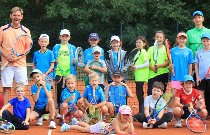 Mit Feuereifer trainieren die Teilnehmer des Tennisjugendcamps in Hochdorf Aufschläge, Returns und ihre Koordination. <span class='image-autor'>Foto: Dittrich</span>