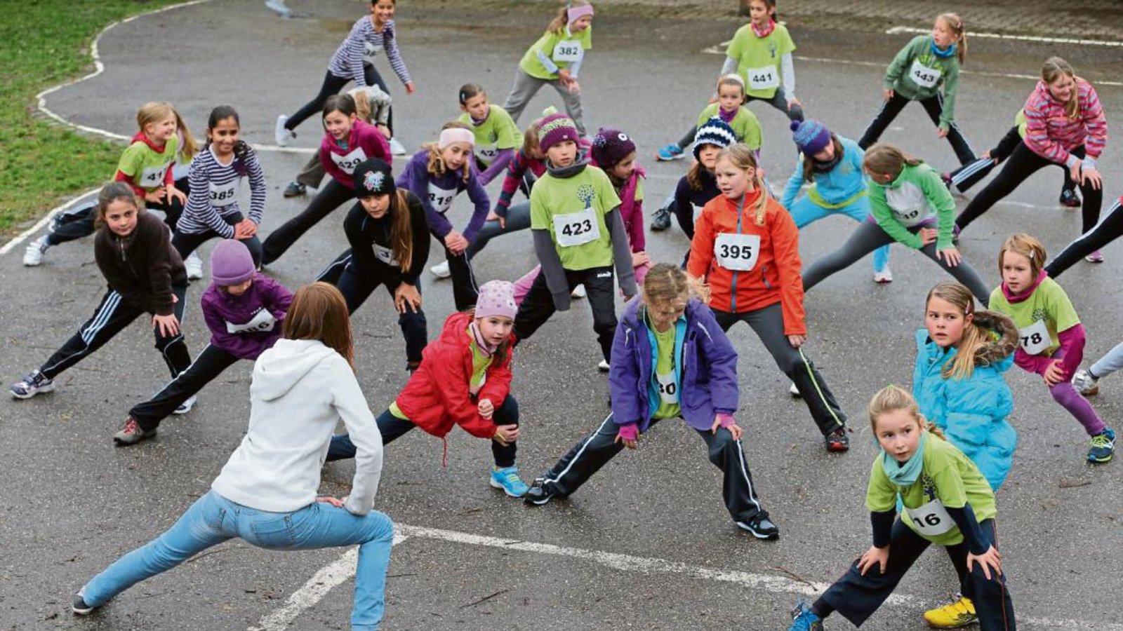 Aufwärmen vor dem Lauf: Auch bei den Nachwuchsathleten ist ein gutes Stretching sinnvoll. Foto: Küppers
