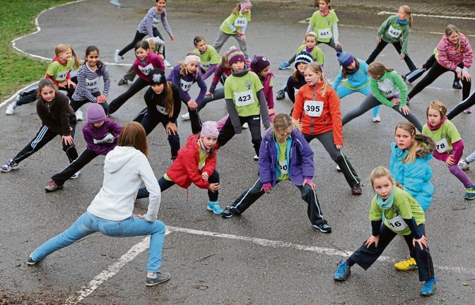 Aufwärmen vor dem Lauf: Auch bei den Nachwuchsathleten ist ein gutes Stretching sinnvoll. Foto: Küppers