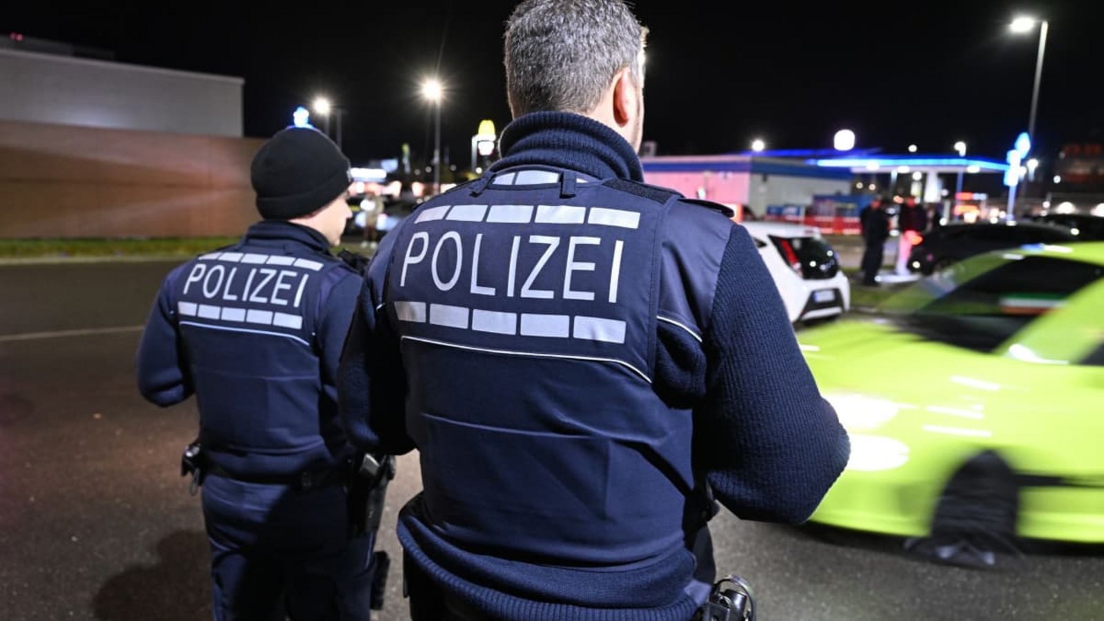 Polizei überprüft Sportwagen bei einem Treffen der Poser- und Tuning-Szene (Symbolbild).Felix Kästle/dpa Polizei überprüft Sportwagen bei einem Treffen der Poser- und Tuning-Szene (Symbolbild).Felix Kästle/dpa