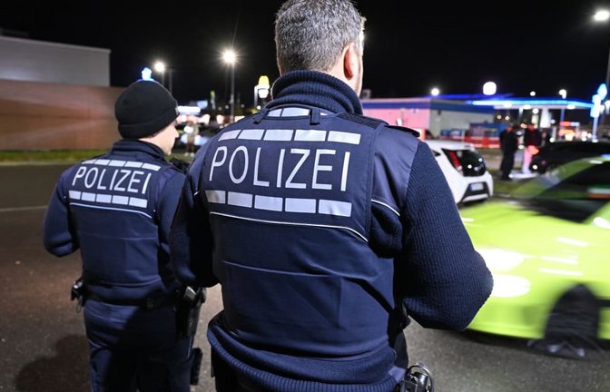 Polizei überprüft Sportwagen bei einem Treffen der Poser- und Tuning-Szene (Symbolbild).<span class='image-autor'>Felix Kästle/dpa</span>