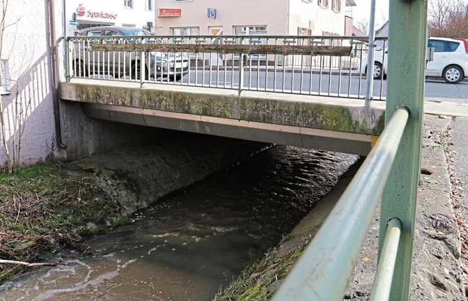 Die Schmiebachbrücke mitten in Illingen wird ab Ende Februar saniert, die Bahnhofstraße in dem Bereich währenddessen gesperrt. Foto: Rieger