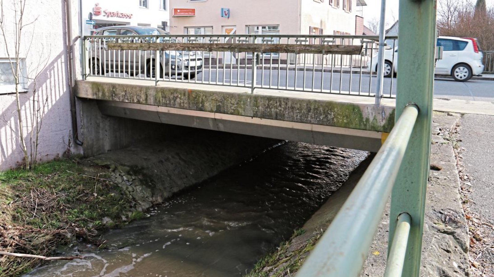 Die Schmiebachbrücke mitten in Illingen wird ab Ende Februar saniert, die Bahnhofstraße in dem Bereich währenddessen gesperrt. Foto: Rieger Die Schmiebachbrücke mitten in Illingen wird ab Ende Februar saniert, die Bahnhofstraße in dem Bereich währenddessen gesperrt. Foto: Rieger
