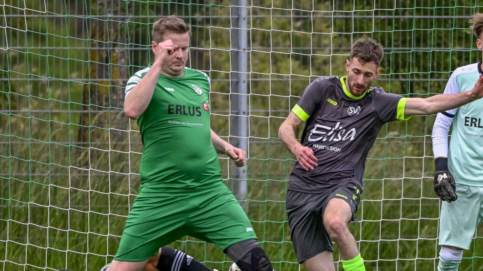 Jens Schrodt (links) peilt mit dem SV Iptingen den Einzug in die Aufstiegsrelegation an. Nötig ist dafür allerdings ein Heimsieg gegen den TSV Wiernsheim. Foto: Leitner