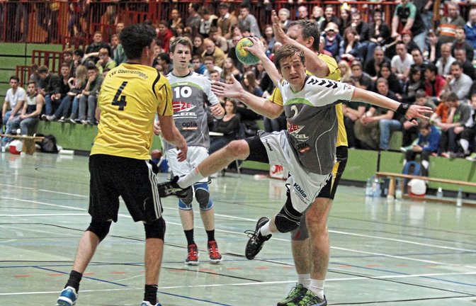 Es war die Saison 2012/2013, als sich der TV Vaihingen und der TSV Oberriexingen das letzte Mal in einem Pflichtspiel gegenüberstanden. Seit dem ist viel passiert. Der TVV schloss sich mit dem TV Großsachsenheim zusammen. Und Hans Schuster und Joachim Göbgen (von rechts) haben ihre aktive Laufbahn jeweils beendet. Noch im Einsatz sind aber Jan Gergen, derzeit aber verletzt, und Markus Löpsinger (von links). Foto: Archiv/Bürkle