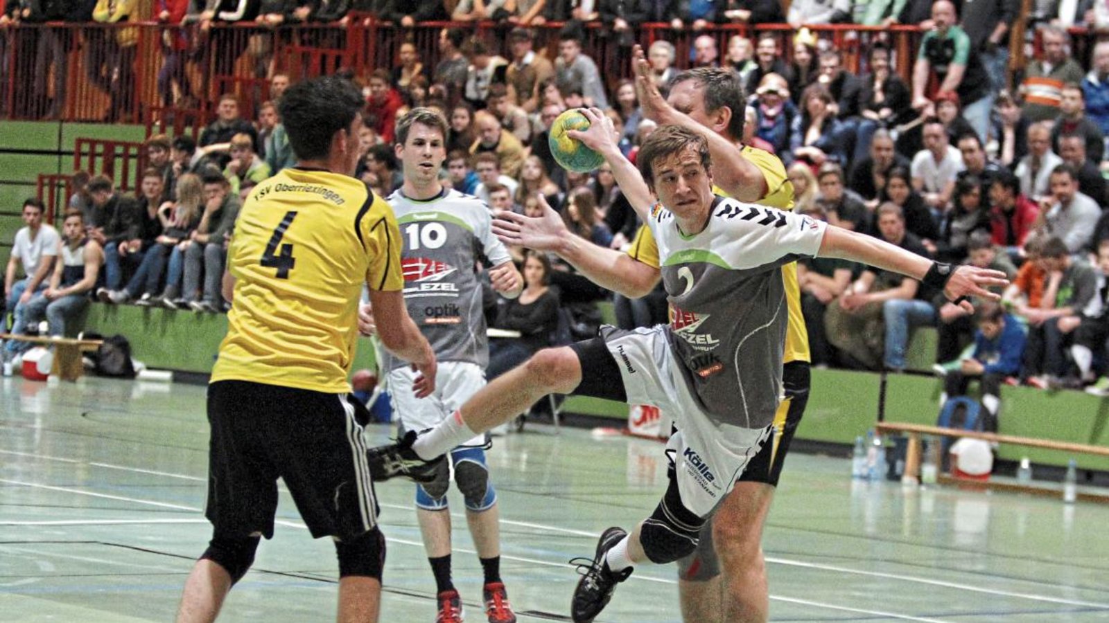 Es war die Saison 2012/2013, als sich der TV Vaihingen und der TSV Oberriexingen das letzte Mal in einem Pflichtspiel gegenüberstanden. Seit dem ist viel passiert. Der TVV schloss sich mit dem TV Großsachsenheim zusammen. Und Hans Schuster und Joachim Göbgen (von rechts) haben ihre aktive Laufbahn jeweils beendet. Noch im Einsatz sind aber Jan Gergen, derzeit aber verletzt, und Markus Löpsinger (von links). Foto: Archiv/Bürkle Es war die Saison 2012/2013, als sich der TV Vaihingen und der TSV Oberriexingen das letzte Mal in einem Pflichtspiel gegenüberstanden. Seit dem ist viel passiert. Der TVV schloss sich mit dem TV Großsachsenheim zusammen. Und Hans Schuster und Joachim Göbgen (von rechts) haben ihre aktive Laufbahn jeweils beendet. Noch im Einsatz sind aber Jan Gergen, derzeit aber verletzt, und Markus Löpsinger (von links). Foto: Archiv/Bürkle
