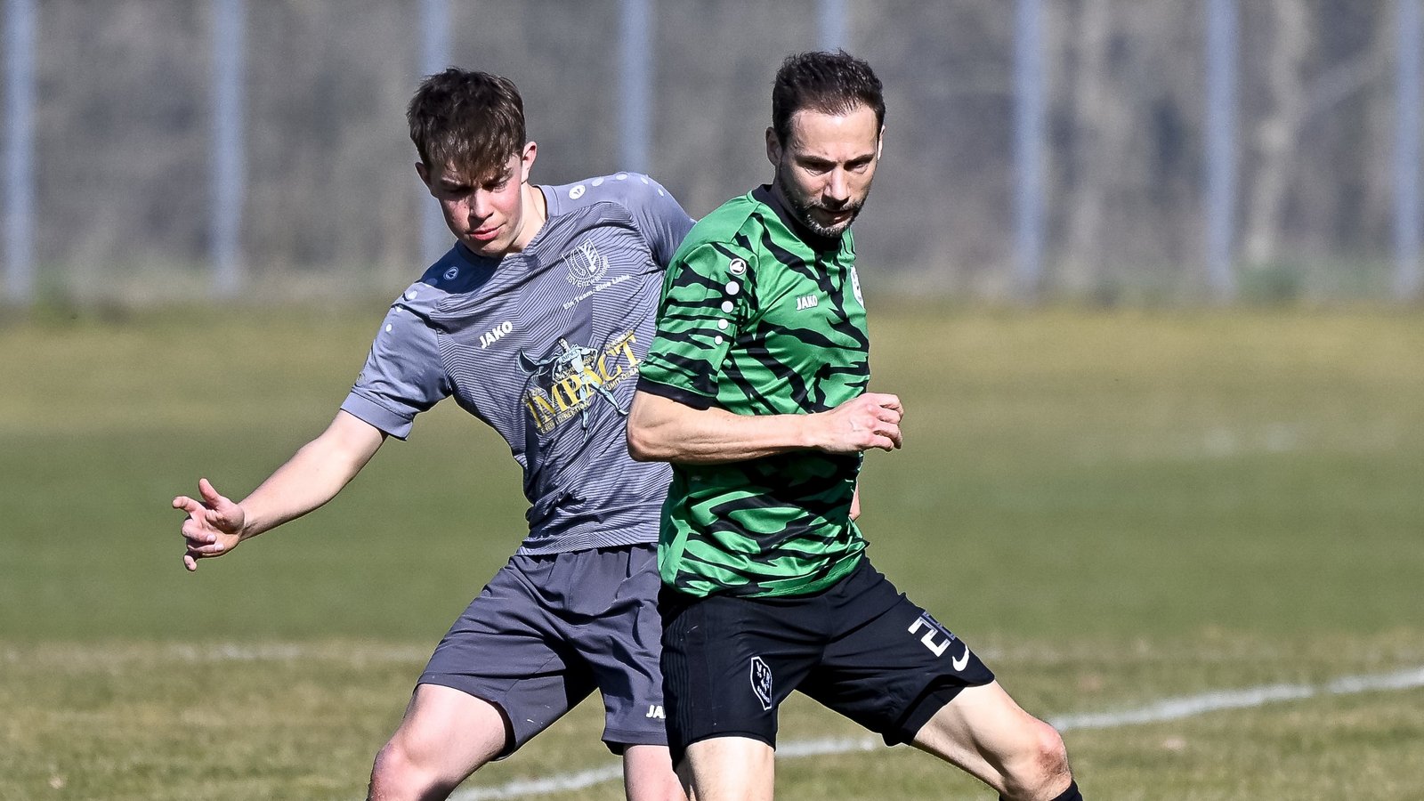 Zweikampf um den Ball in Enzweihingen zwischen Moritz Althaus (links) und seinem Sersheimer Kontrahenten Sascha Gerhardt. Am Ende setzte sich der VfR mit 3:1 durch. Foto: Leitner Zweikampf um den Ball in Enzweihingen zwischen Moritz Althaus (links) und seinem Sersheimer Kontrahenten Sascha Gerhardt. Am Ende setzte sich der VfR mit 3:1 durch. Foto: Leitner