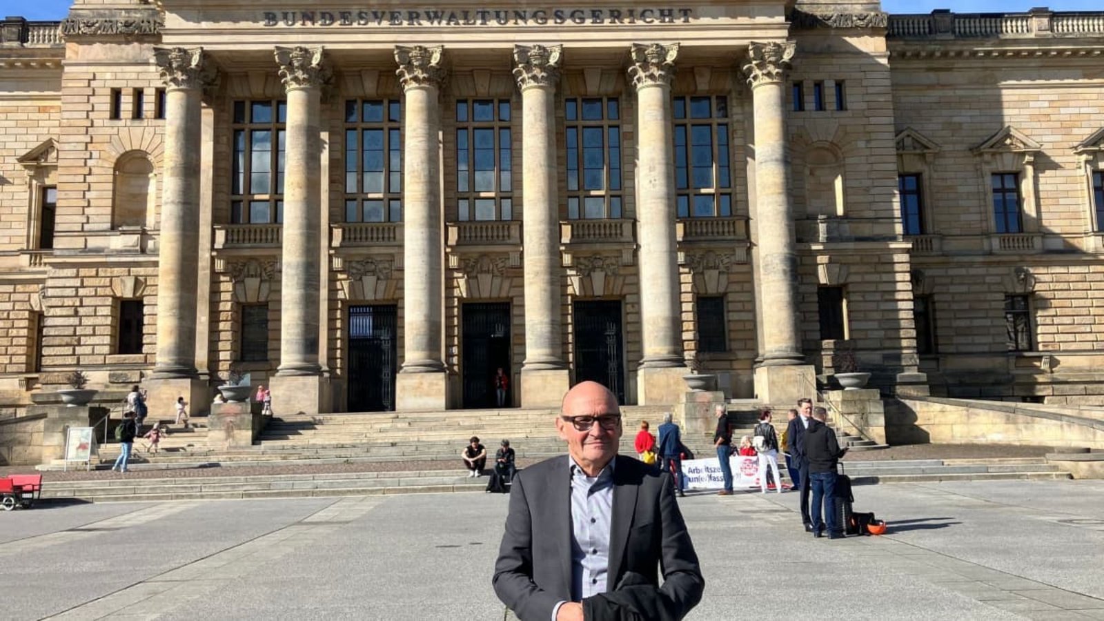Frank Post, pensionierter Grundschulrektor aus Niedersachsen, steht vor dem Bundesverwaltungsgericht in Leipzig. Dessen frühere Überstunden haben das Bundesverwaltungsgericht beschäftigt.André Jahnke/dpa Frank Post, pensionierter Grundschulrektor aus Niedersachsen, steht vor dem Bundesverwaltungsgericht in Leipzig. Dessen frühere Überstunden haben das Bundesverwaltungsgericht beschäftigt.André Jahnke/dpa