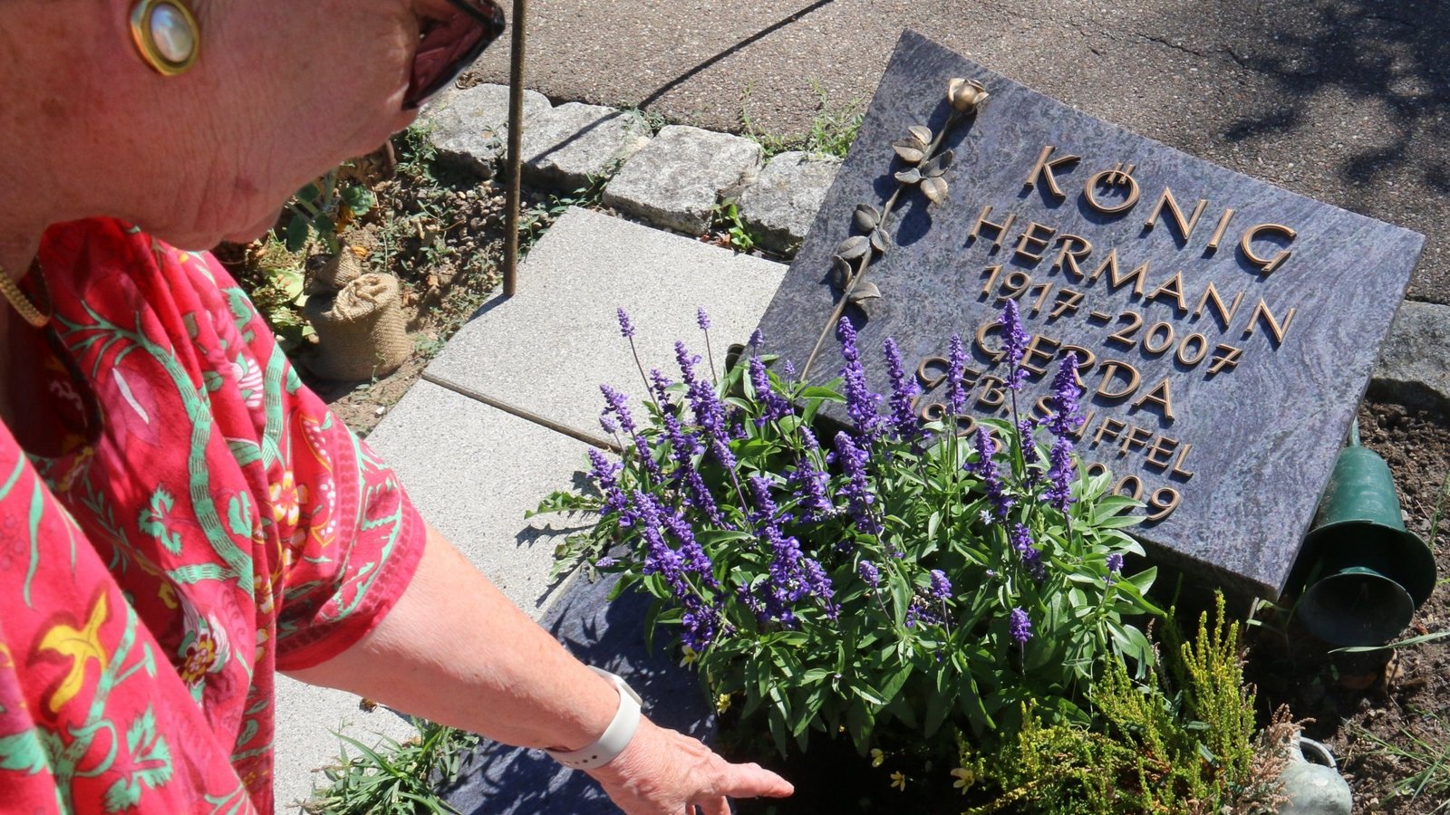 Karola Schiele-König zeigt die Stelle, an der wohl Rehe den Grabschmuck abgefressen haben. Das kaputte Grün ist inzwischen entfernt. Fotos: Rieger