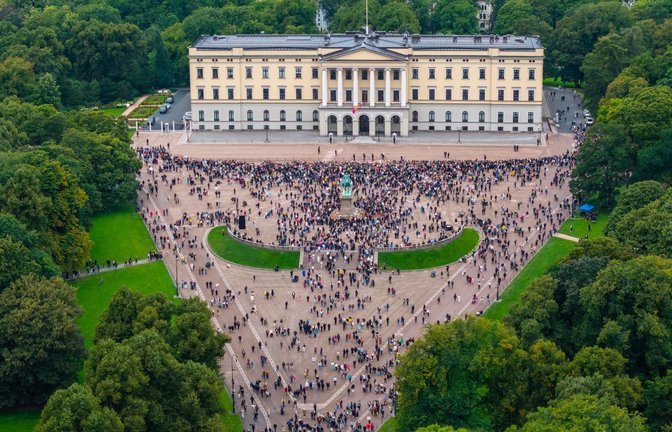 Menschen strömen zum Königspalast (Luftaufnahme mit einer Drohne). Der norwegische König Harald V. ist im Alter von 89 Jahren gestorben. Das teilte das norwegische Königshaus mit. (zu dpa: «Sarg mit Harald von Tausenden bei Trauerzug begleitet»)<span class='image-autor'>Cornelius Poppe/NTB/dpa</span>