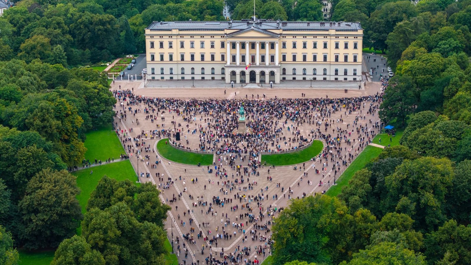 Menschen strömen zum Königspalast (Luftaufnahme mit einer Drohne). Der norwegische König Harald V. ist im Alter von 89 Jahren gestorben. Das teilte das norwegische Königshaus mit. (zu dpa: «Sarg mit Harald von Tausenden bei Trauerzug begleitet»)Cornelius Poppe/NTB/dpa