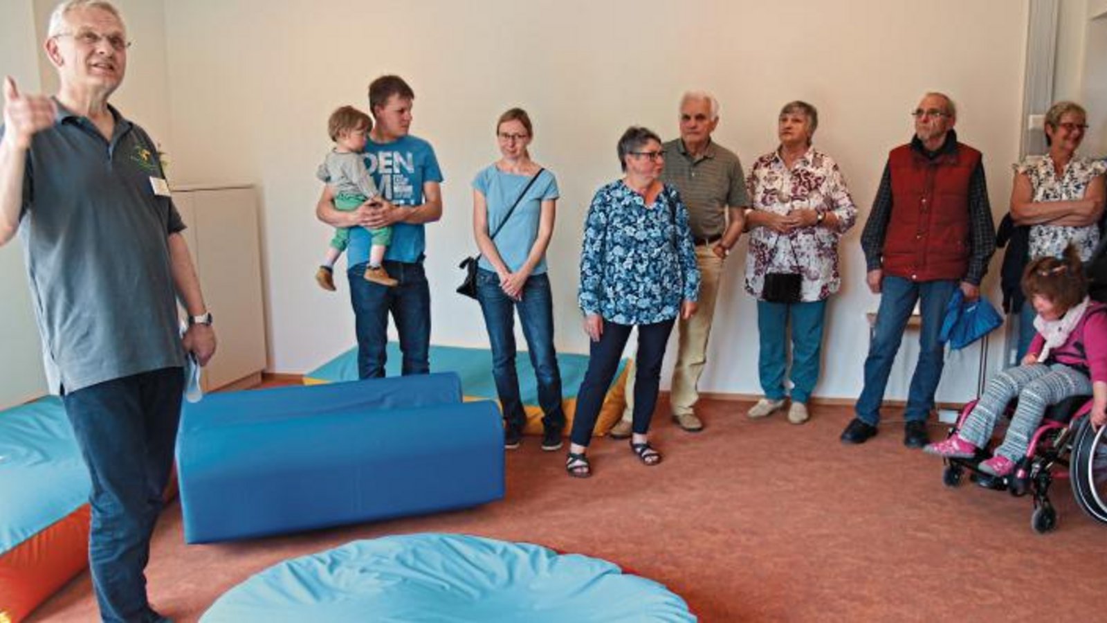 Dieter Wenzel führt durch die einzelnen Räume und erklärt ihre sehr speziellen Funktionen. Hier das Kuschelzimmer, in dem sich die Kinder ohne Zweifel sehr Wohlfühlen werden. Dieter Wenzel führt durch die einzelnen Räume und erklärt ihre sehr speziellen Funktionen. Hier das Kuschelzimmer, in dem sich die Kinder ohne Zweifel sehr Wohlfühlen werden.