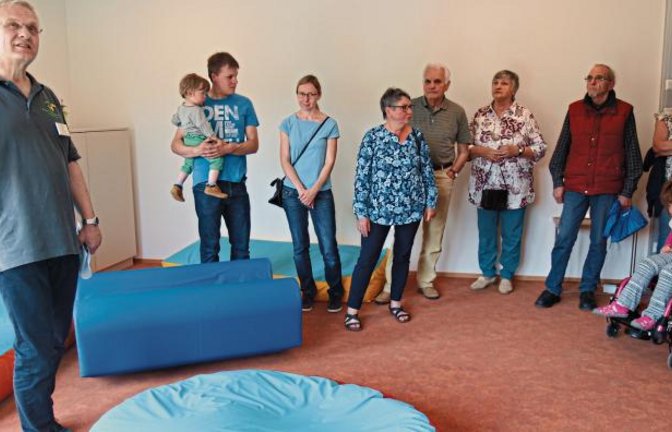 Dieter Wenzel führt durch die einzelnen Räume und erklärt ihre sehr speziellen Funktionen. Hier das Kuschelzimmer, in dem sich die Kinder ohne Zweifel sehr Wohlfühlen werden.