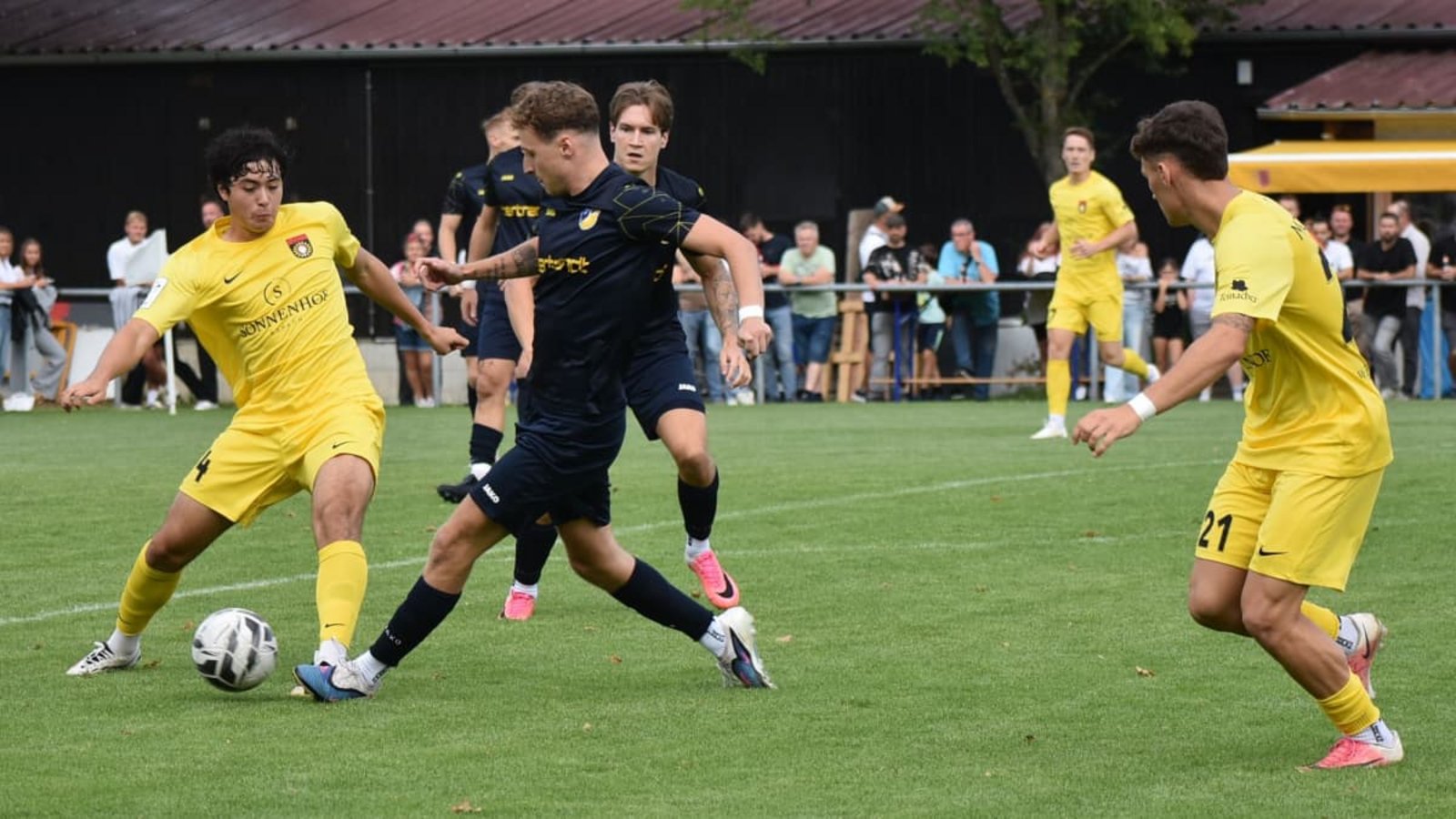 Die Zuschauer waren zufrieden mit dem Auftritt des TSV Ehningen (in Dunkelblau) im WFV-Pokal-Achtelfinale gegen die SG Sonnenhof Großaspach (in Gelb): Trainer Johannes Pfeiffer sah die Sache etwas kritischer.Michael Schwartz Die Zuschauer waren zufrieden mit dem Auftritt des TSV Ehningen (in Dunkelblau) im WFV-Pokal-Achtelfinale gegen die SG Sonnenhof Großaspach (in Gelb): Trainer Johannes Pfeiffer sah die Sache etwas kritischer.Michael Schwartz