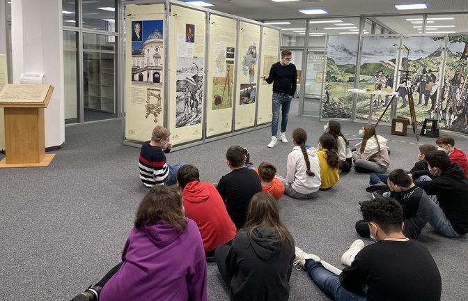 Sechstklässler nehmen an einer Führung zur Landesvermessung im Kornwestheimer Archiv teil.  <span class='image-autor'>Foto: privat</span>
