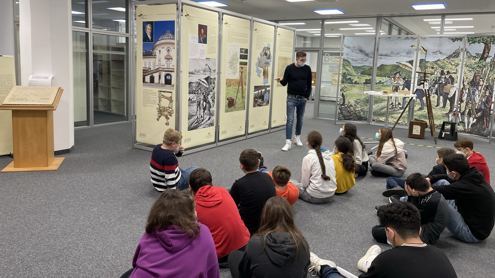 Sechstklässler nehmen an einer Führung zur Landesvermessung im Kornwestheimer Archiv teil.  Foto: privat
