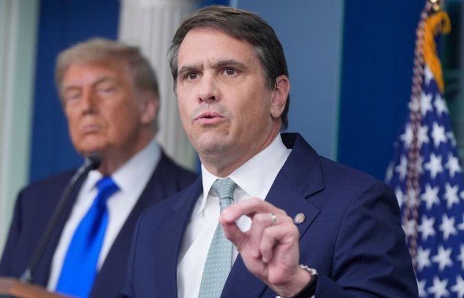 Nach der Entlassung von Pam Bondi führt Todd Blanche (r.) die Geschäfte im Justizministerium komissarisch. Nun will Trump seinen langjährigen Weggefährten dauerhaft ins Kabinett berufen.<span class='image-autor'>Manuel Ceneta/AP/dpa</span>