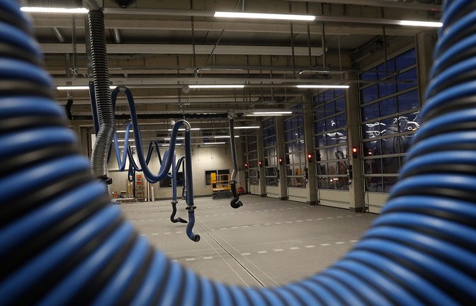 Dicke Luft in der Fahrzeughalle? Nicht wenn Drehleiter, Löschfahrzeuge & Co. an den großen Saugrüsseln hängen, die auch die dunkelste Abgaswolke zuverlässig aufnehmen. <span class='image-autor'>Fotos: Küppers</span>
