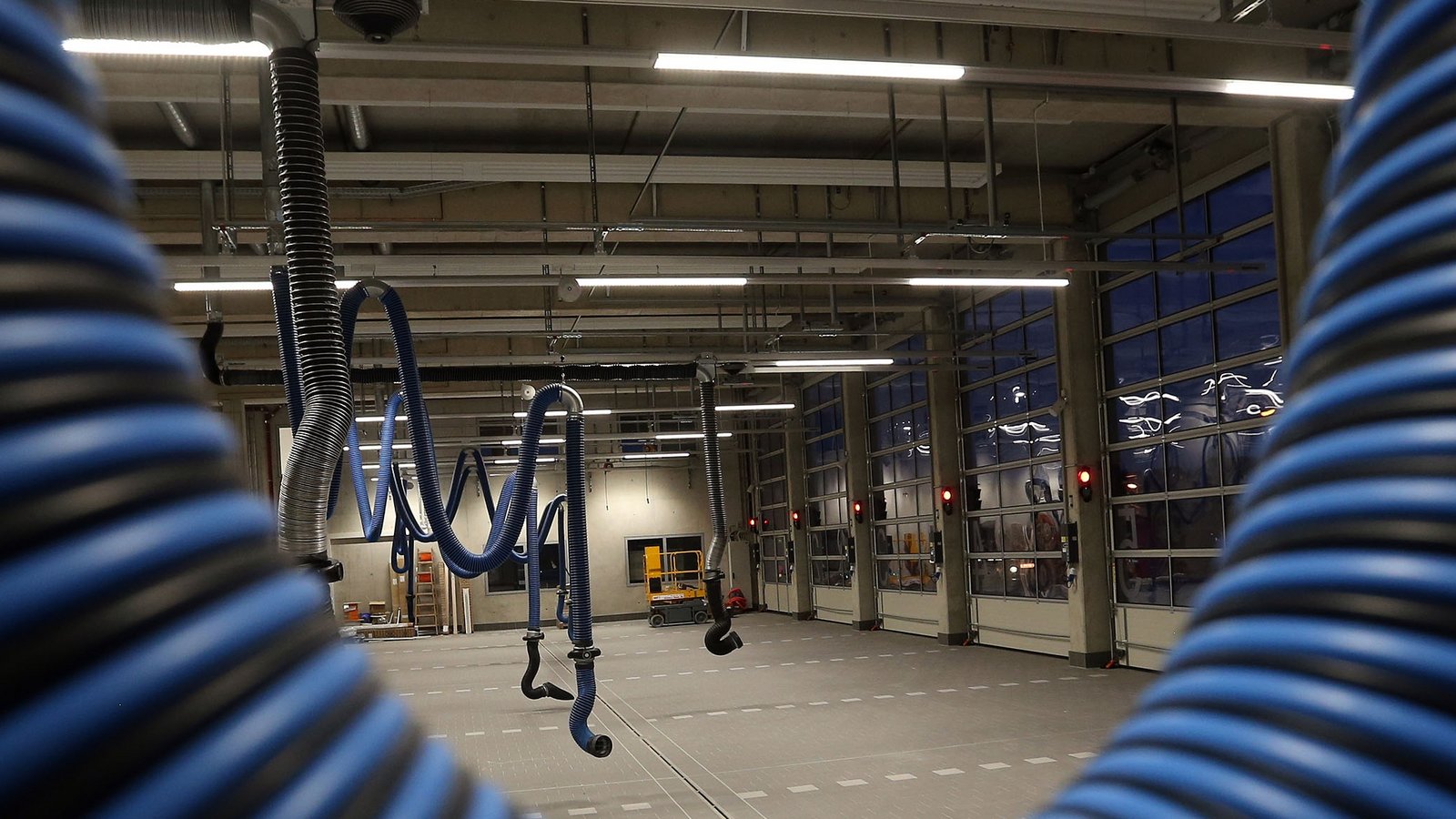 Dicke Luft in der Fahrzeughalle? Nicht wenn Drehleiter, Löschfahrzeuge & Co. an den großen Saugrüsseln hängen, die auch die dunkelste Abgaswolke zuverlässig aufnehmen. Fotos: Küppers Dicke Luft in der Fahrzeughalle? Nicht wenn Drehleiter, Löschfahrzeuge & Co. an den großen Saugrüsseln hängen, die auch die dunkelste Abgaswolke zuverlässig aufnehmen. Fotos: Küppers