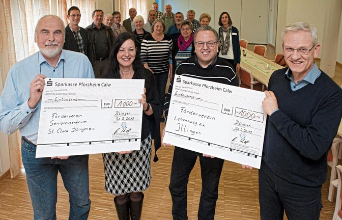 Der Kassierer des Musikverein Illingen, Stefan Dagenbach (links) und Werner Scheytt (Dritter von links) überreichten die Spenden an Angela Adam und Dieter Wenzel. Foto: Fotomoment