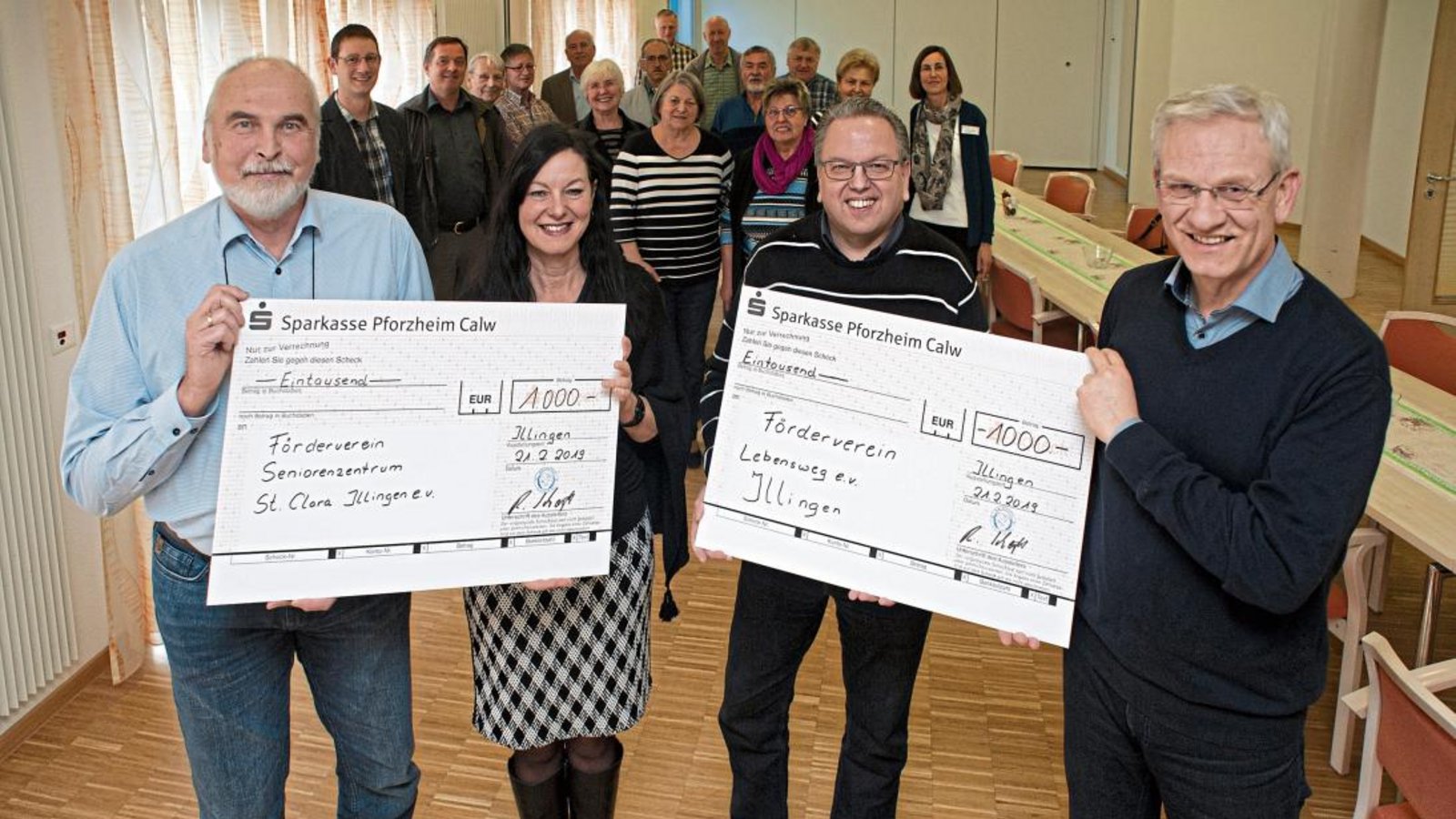 Der Kassierer des Musikverein Illingen, Stefan Dagenbach (links) und Werner Scheytt (Dritter von links) überreichten die Spenden an Angela Adam und Dieter Wenzel. Foto: Fotomoment Der Kassierer des Musikverein Illingen, Stefan Dagenbach (links) und Werner Scheytt (Dritter von links) überreichten die Spenden an Angela Adam und Dieter Wenzel. Foto: Fotomoment
