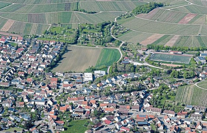 Ein 1,5 Hektar großer Teil der freien Fläche (Bildmitte links vom Sportplatz) in Hohenhaslach könnte zum Gewerbegebiet werden.  Foto: Kuhnle
