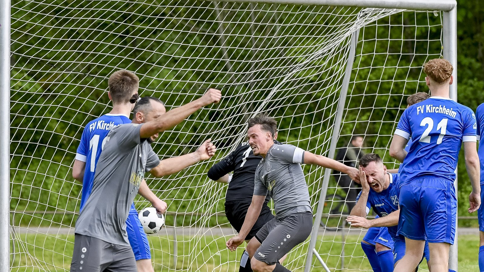 Braucht am Sonntag unbedingt einen Sieg: Kapitän Marc Schwab (Mitte) mit dem TSV Enzweihingen.  Foto: Leitner