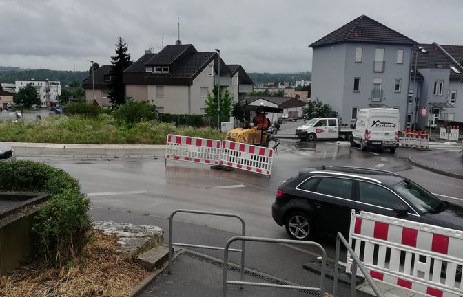 Durchaus Geduld gefragt ist bei den Autofahrern, die derzeit beim Kreisverkehr Hans-Krieg-Straße/Kehlstraße am oberen Rewe vorbei müssen: Denn er ist seit Dienstag halbseitig gesperrt. Nötig ist das, weil Sanierungsarbeiten am erst 2018 gebauten Kreisel anstehen. Vor allem vom ehemaligen Stadtbahnhof her ist an der Baustellenampel Warten angesagt. Zwei Wochen soll die Aktion dauern. (aa)  <span class='image-autor'>Foto: Arning</span>