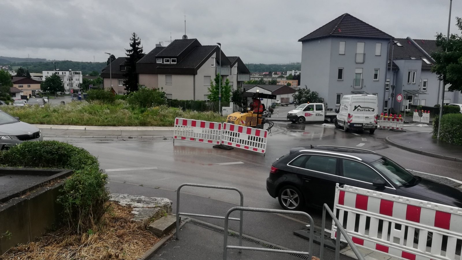 Durchaus Geduld gefragt ist bei den Autofahrern, die derzeit beim Kreisverkehr Hans-Krieg-Straße/Kehlstraße am oberen Rewe vorbei müssen: Denn er ist seit Dienstag halbseitig gesperrt. Nötig ist das, weil Sanierungsarbeiten am erst 2018 gebauten Kreisel anstehen. Vor allem vom ehemaligen Stadtbahnhof her ist an der Baustellenampel Warten angesagt. Zwei Wochen soll die Aktion dauern. (aa)  Foto: Arning