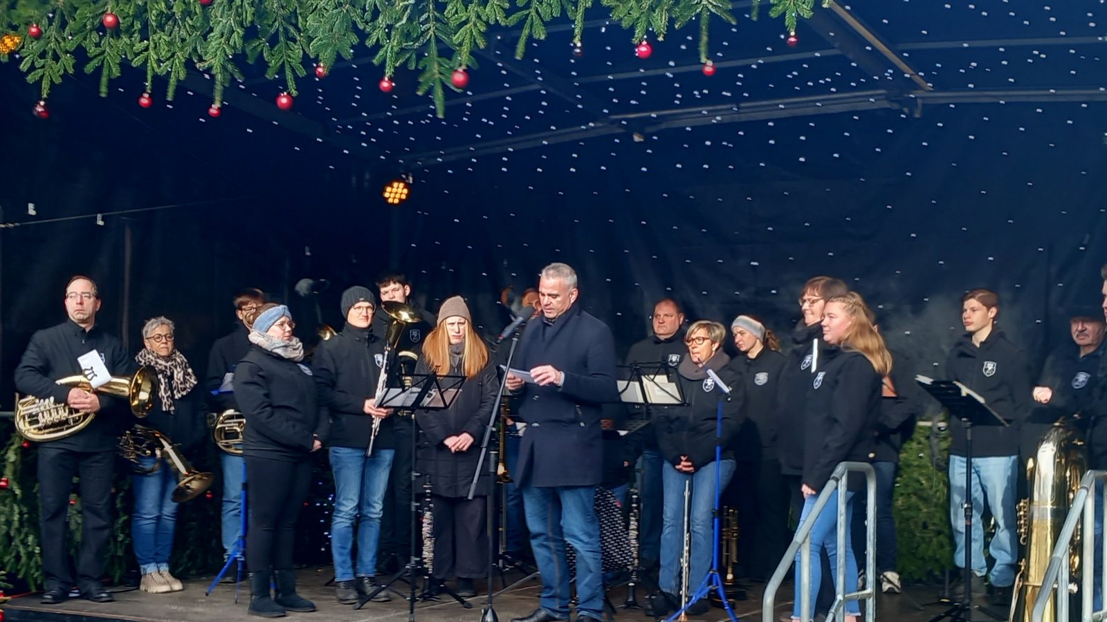 Bürgermeister Holger Albrich eröffnet mit dem Musikverein Stadtkapelle Sachsenheim den Weihnachtsmarkt. Foto: Glemser Bürgermeister Holger Albrich eröffnet mit dem Musikverein Stadtkapelle Sachsenheim den Weihnachtsmarkt. Foto: Glemser