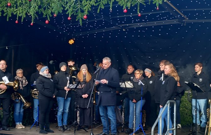 Bürgermeister Holger Albrich eröffnet mit dem Musikverein Stadtkapelle Sachsenheim den Weihnachtsmarkt.  <span class='image-autor'>Foto: Glemser</span>