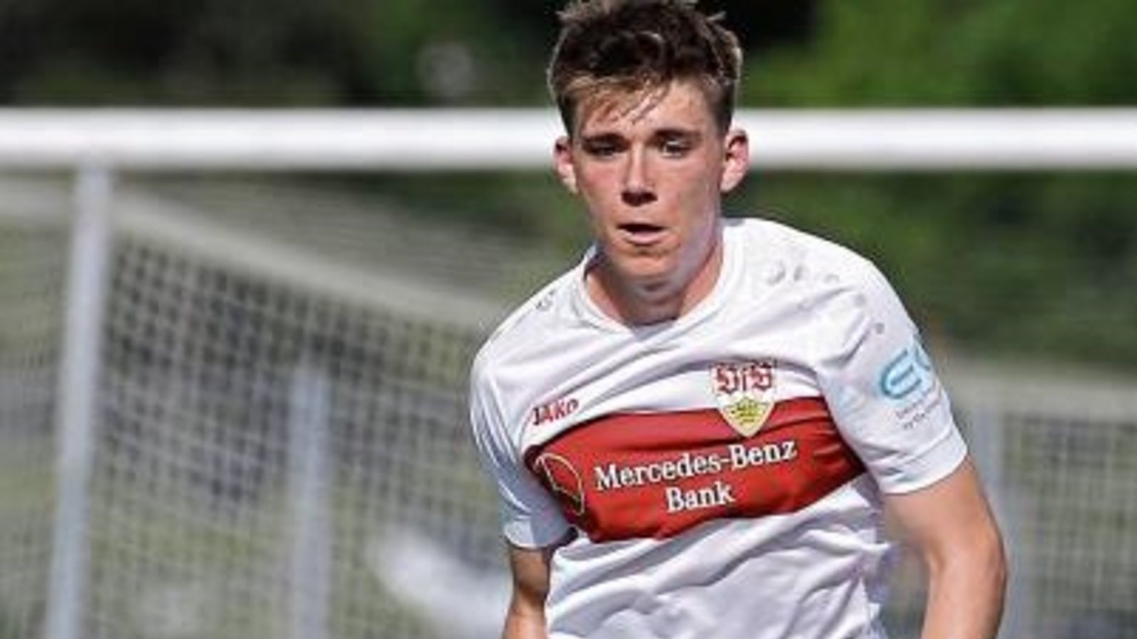 Luca Mack aus Löchgau hat bei der 1:3-Niederlage des VfB Stuttgart gegen den SV Darmstadt 98 sein Profi-Debüt in der 2. Fußball-Bundesliga gegeben. Foto: Baumann