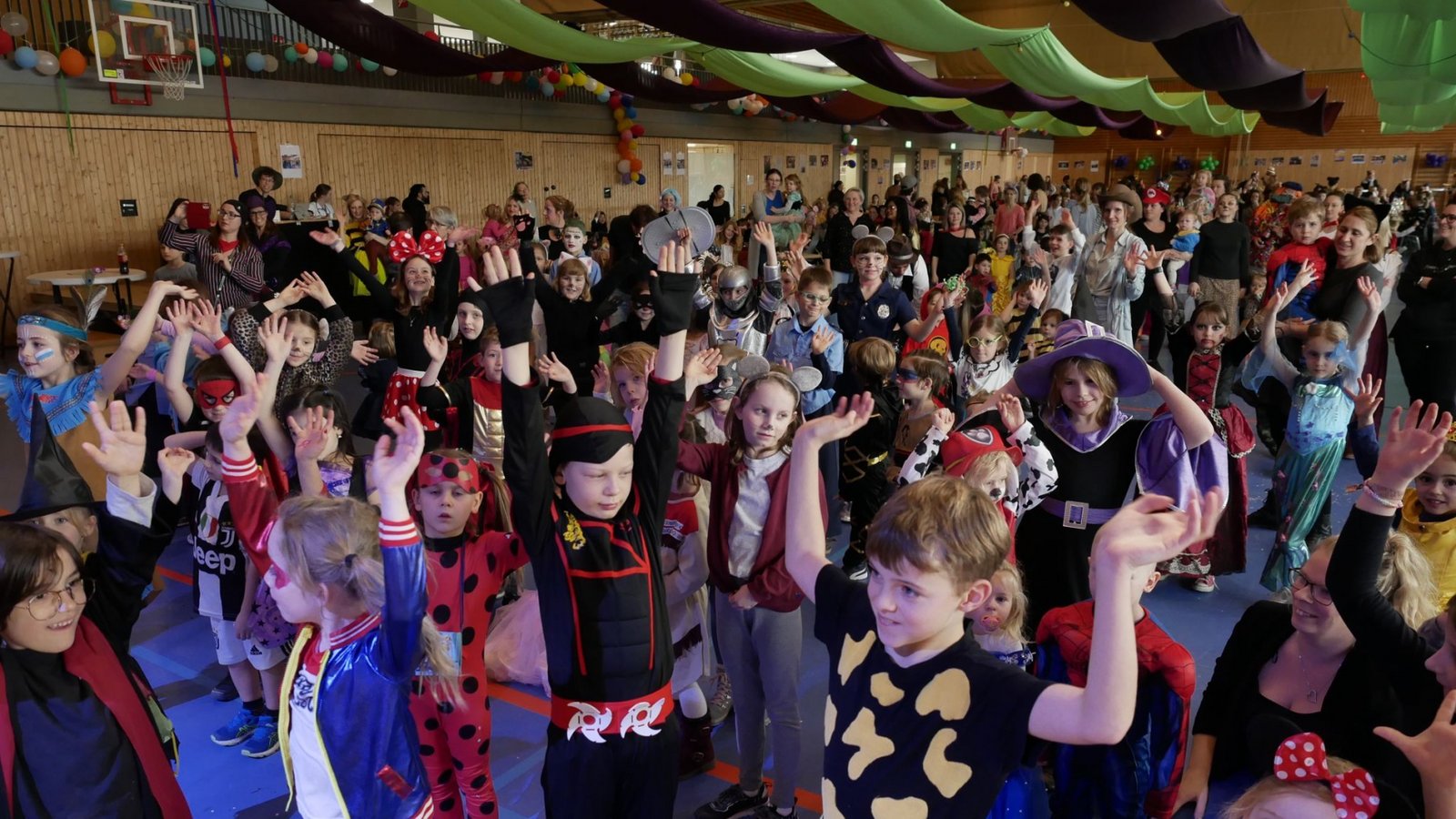 Bei den Mitmachliedern kamen die Kinder ins Schwitzen. Foto: Geske Bei den Mitmachliedern kamen die Kinder ins Schwitzen. Foto: Geske