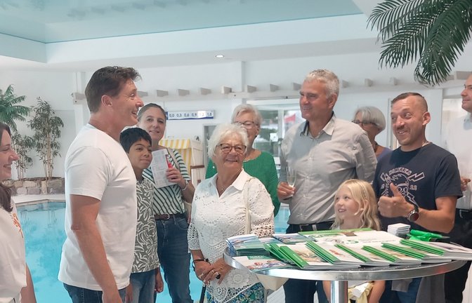 Bäderchef Andreas Kotzmann (3.v.l.) zeigt Bürgemeister Holger Albrich und weiteren Besuchern das Sachsenheimer Hallenbad. <span class='image-autor'>Foto: Glemser</span>